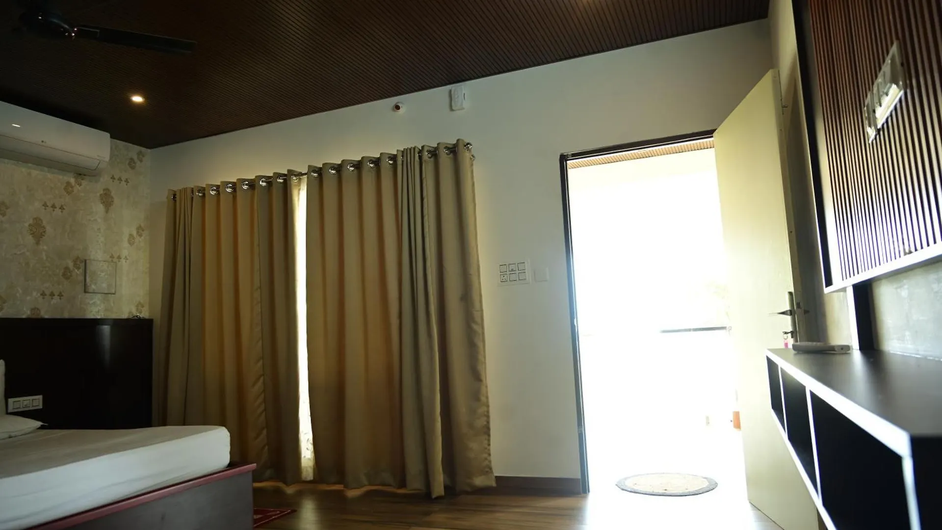 West Bay Palm Treeheritage Beach Resort Varkala Hotel